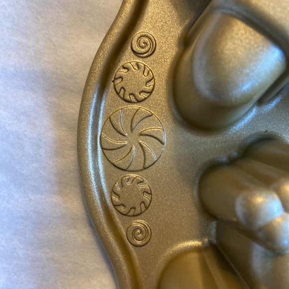 Nordic Ware Gingerbread Kids Cakelet Pan - Picture 7 of 11